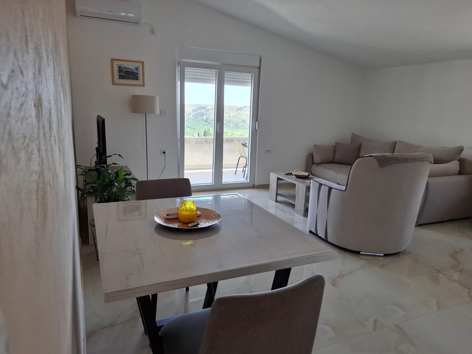 Living room, Food and drinks, Seating area, Dining area