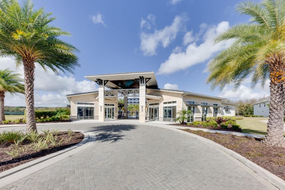 Property building, Facade/entrance, Day