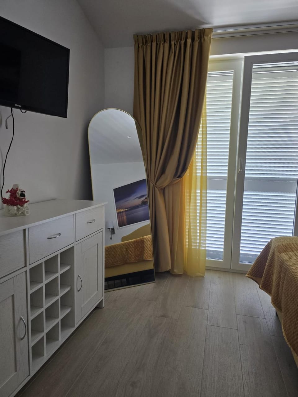 TV and multimedia, View (from property/room), Garden view, Garden view, Sea view, Sea view, wardrobe