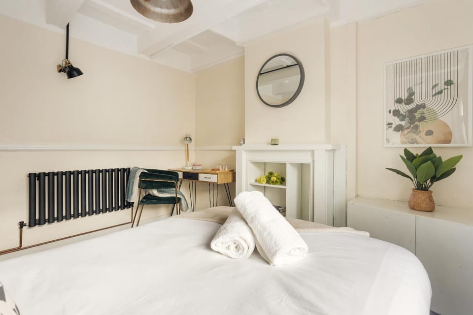 Bed, Photo of the whole room, Bedroom
