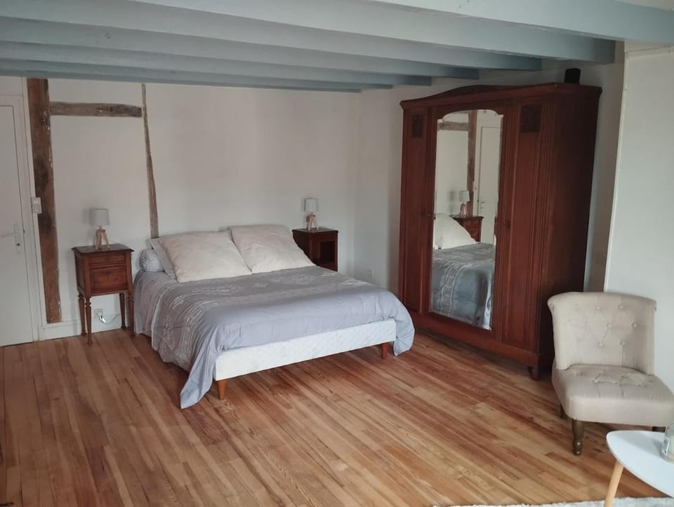 Photo of the whole room, Bedroom, wardrobe