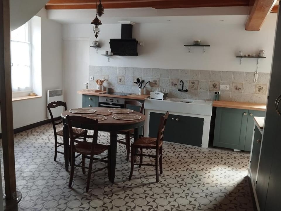 Dining area, pet friendly, stove