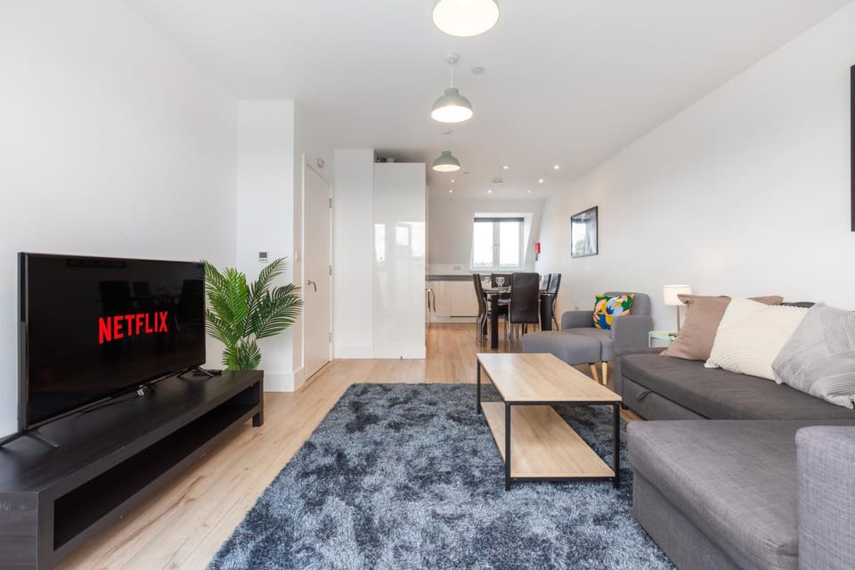 TV and multimedia, Living room, Seating area, Evening entertainment