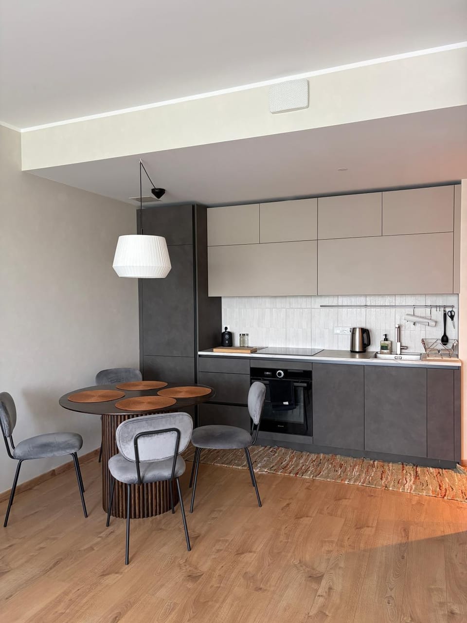 Kitchen or kitchenette, Dining area