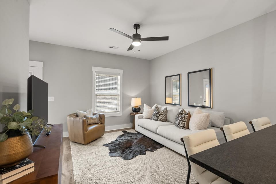 Communal lounge/ TV room, TV and multimedia, Living room, Seating area, Evening entertainment