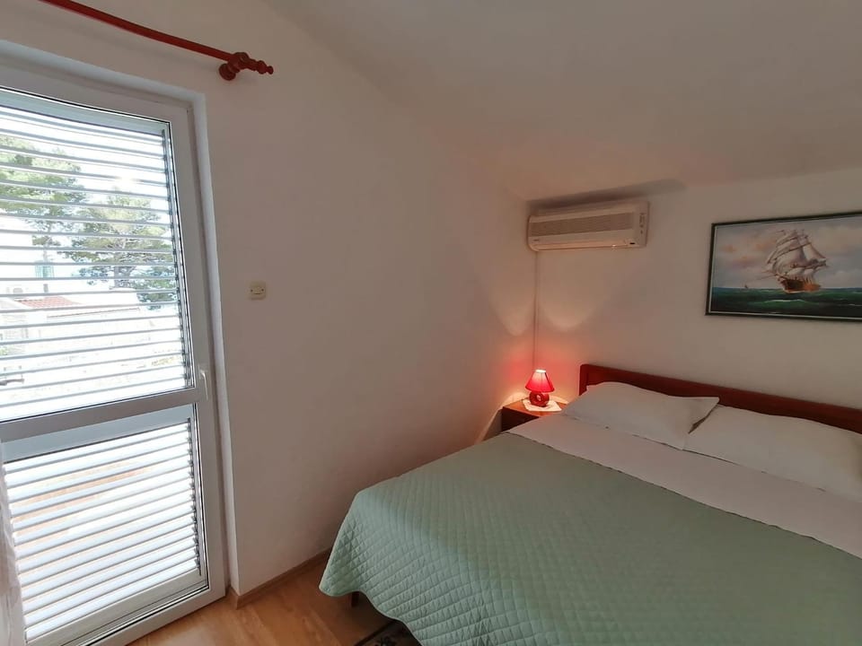 Bed, Bedroom, air conditioner