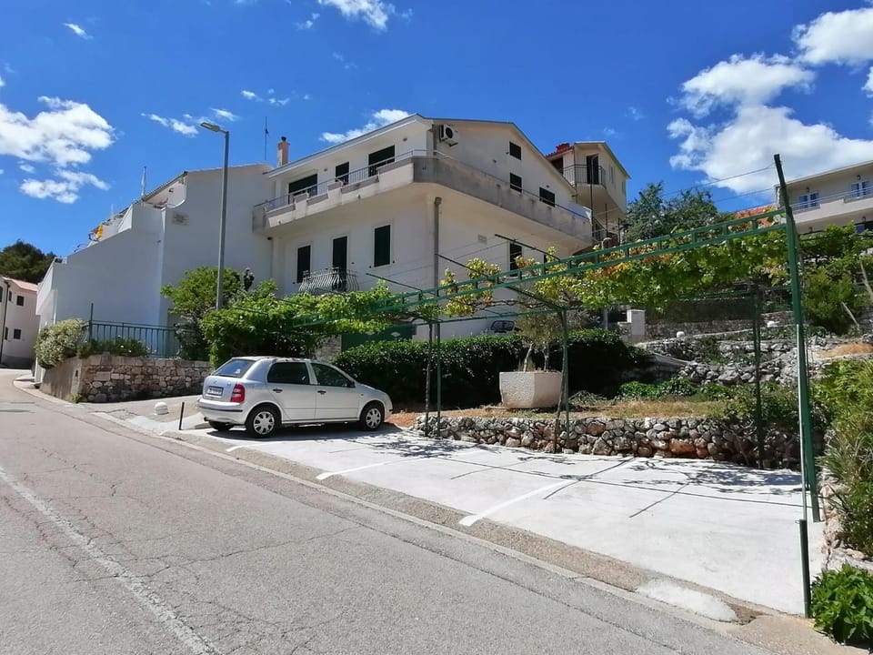 Property building, Neighbourhood, Street view, Location, Parking