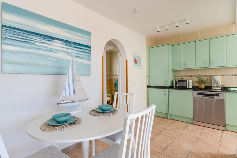 Coffee/tea facilities, Kitchen or kitchenette, Dining area, dishwasher, microwave