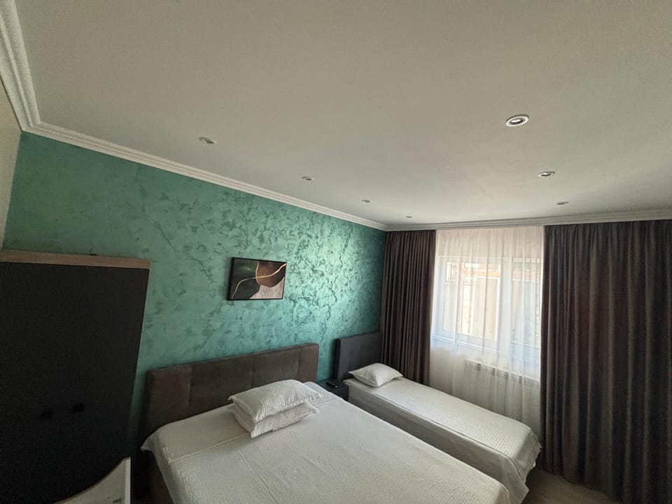 Bed, TV and multimedia, Photo of the whole room, Bedroom