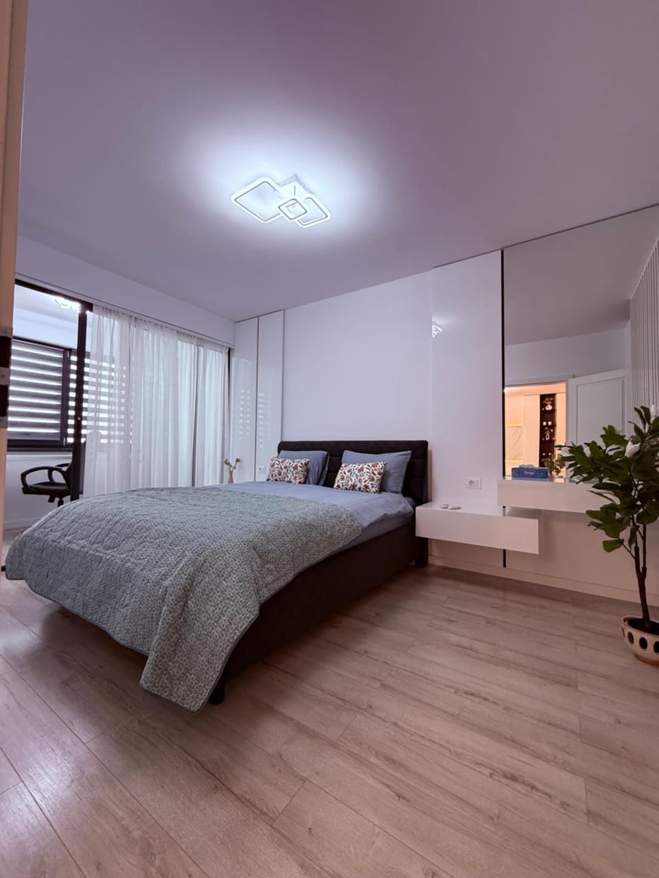 Photo of the whole room, Bedroom