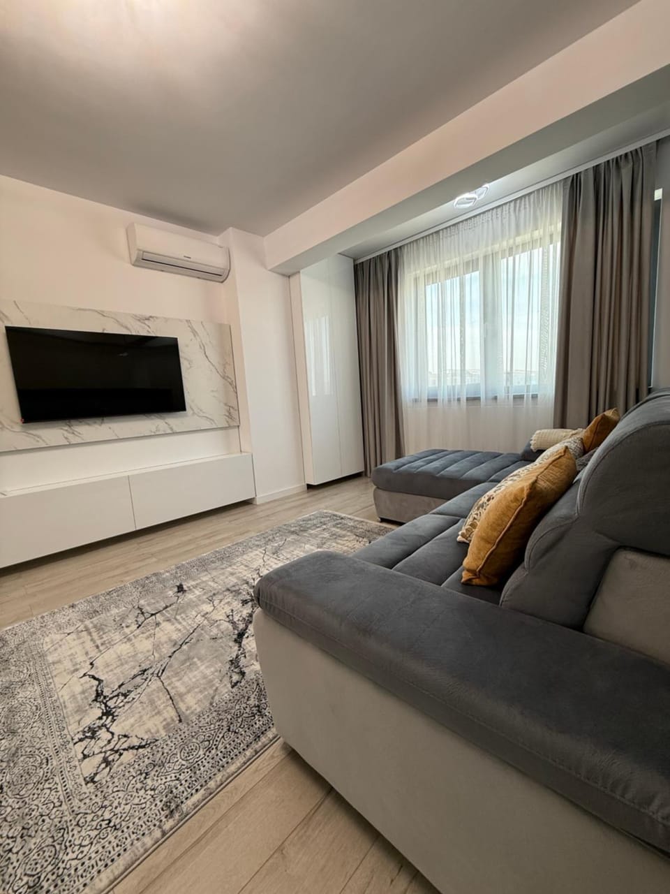 TV and multimedia, Living room, Seating area, Evening entertainment, air conditioner