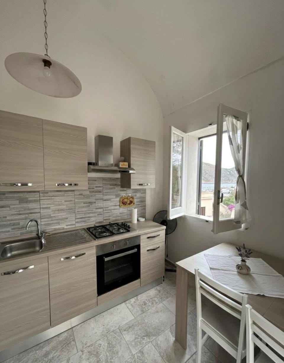 Kitchen or kitchenette, Dining area, stove