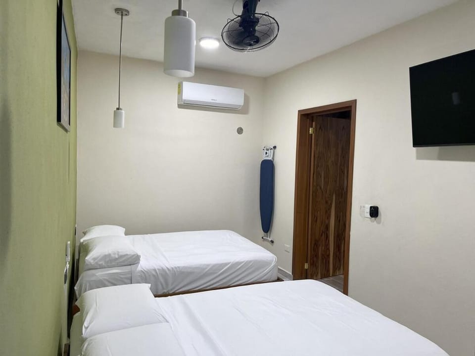 Bed, TV and multimedia, Photo of the whole room, Bedroom, air conditioner