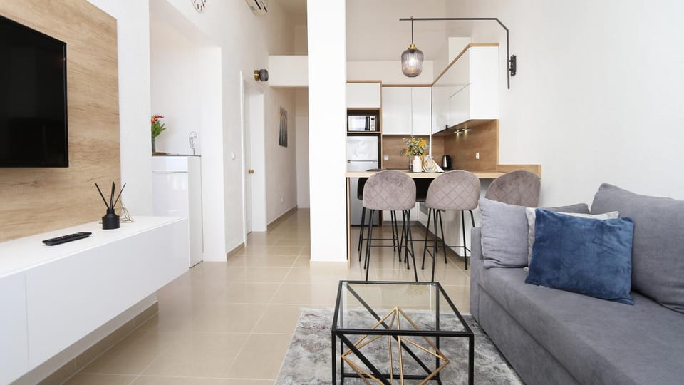 Kitchen or kitchenette, Living room, Seating area, Dining area