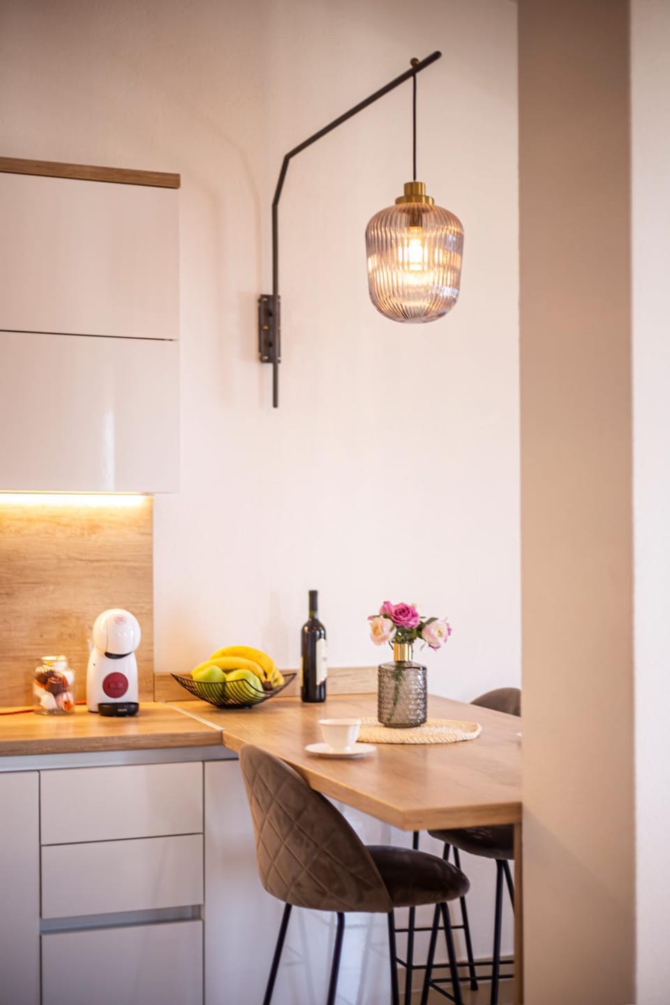 Kitchen or kitchenette, Food and drinks, Dining area, Food, minibar