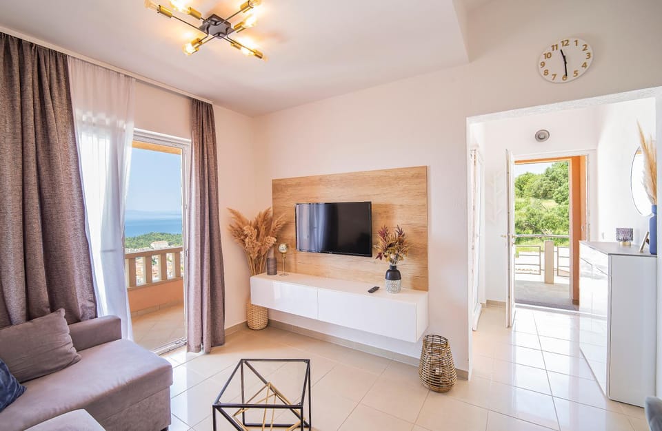 Communal lounge/ TV room, Bed, Natural landscape, TV and multimedia, View (from property/room), Balcony/Terrace, Living room, Seating area, Evening entertainment