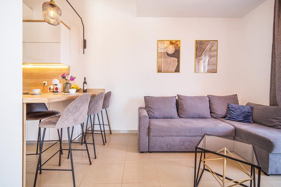 Kitchen or kitchenette, Living room, Seating area, Dining area