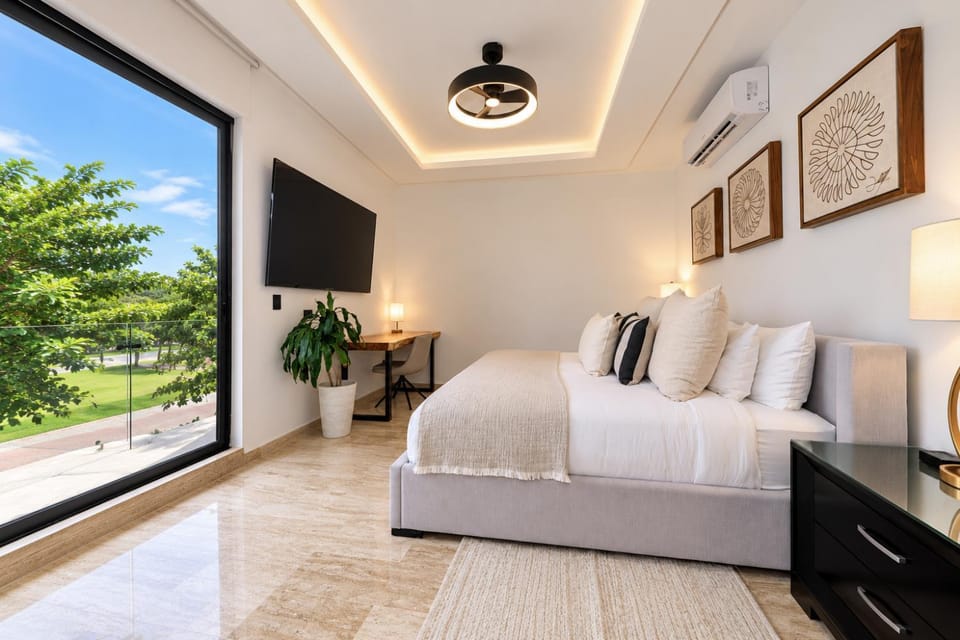 Bed, TV and multimedia, View (from property/room), Bedroom, Garden view, air conditioner