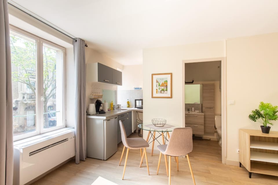 Kitchen or kitchenette, Dining area