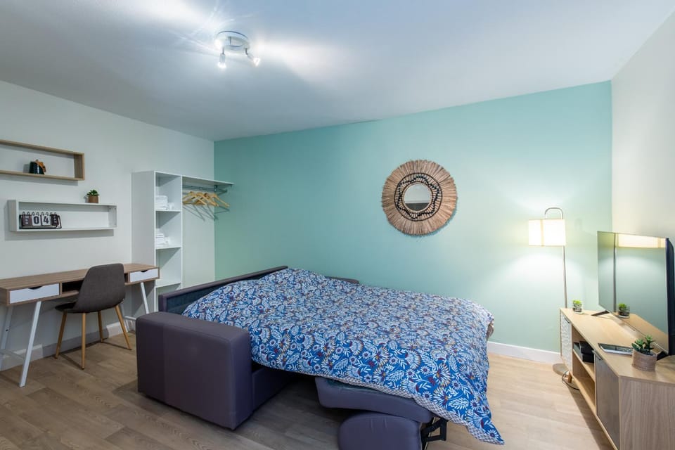 Photo of the whole room, Bedroom