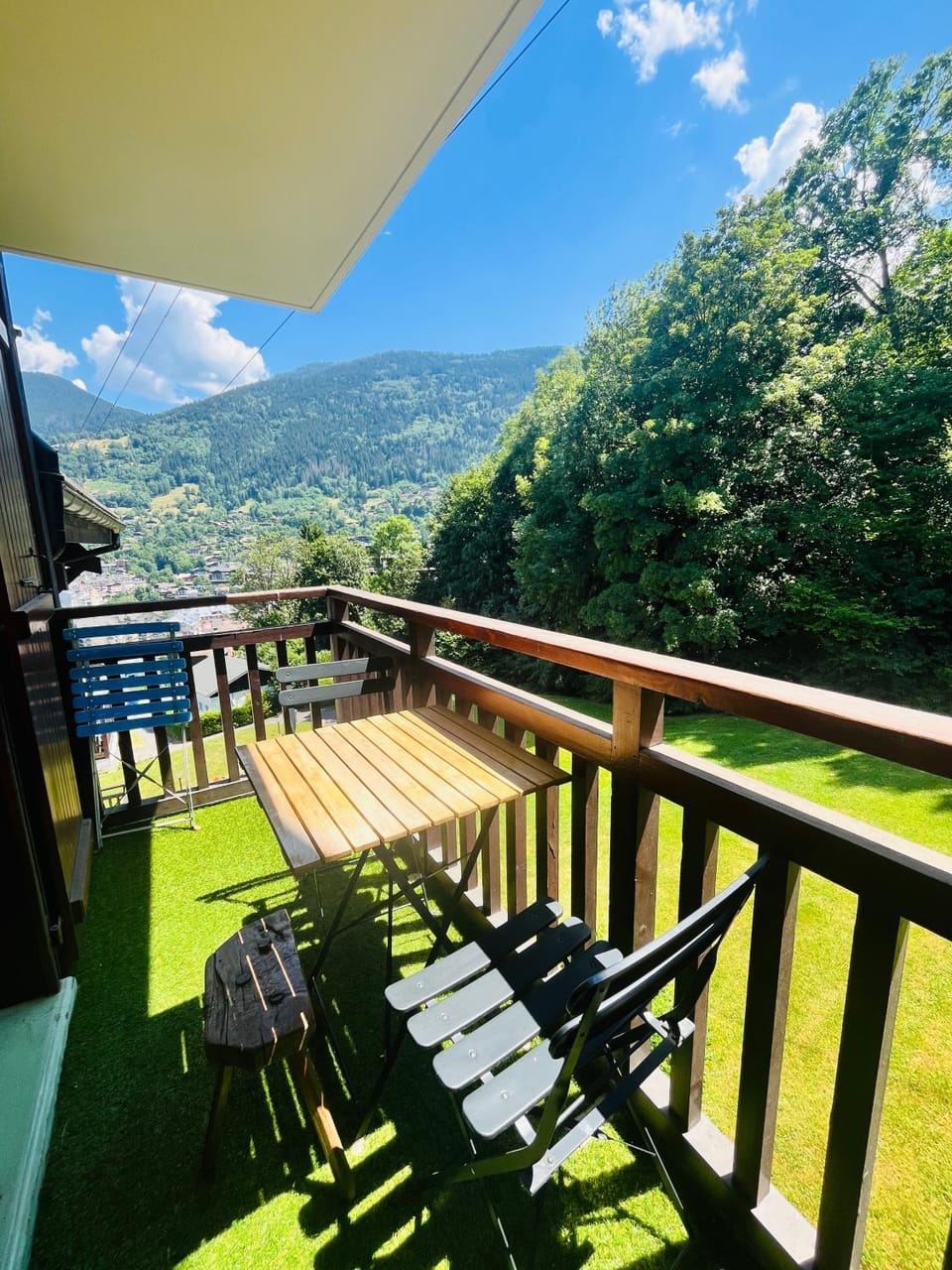 Patio, Spring, Day, Natural landscape, Balcony/Terrace, Dining area, Mountain view