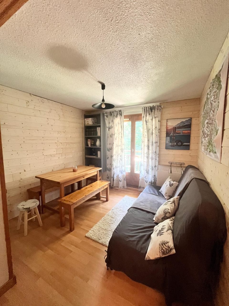 Bed, Photo of the whole room, Seating area, Dining area, Bedroom