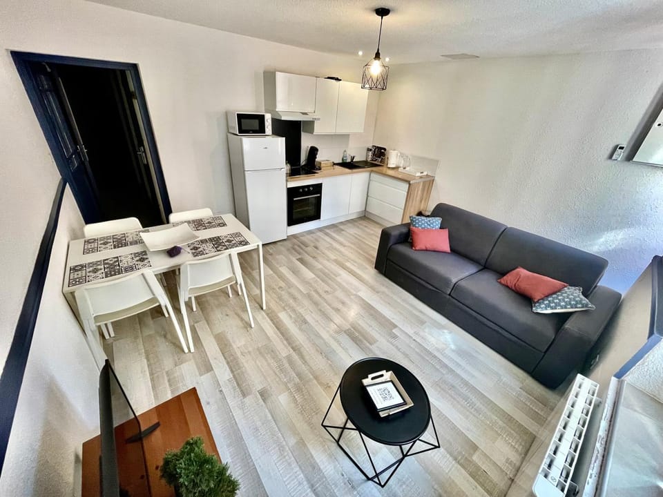 TV and multimedia, Kitchen or kitchenette, Living room, Seating area, Dining area, oven, stove