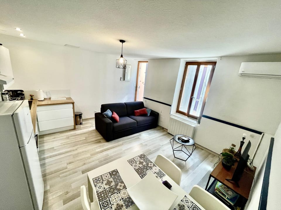 TV and multimedia, Kitchen or kitchenette, Living room, Seating area, Dining area, air conditioner