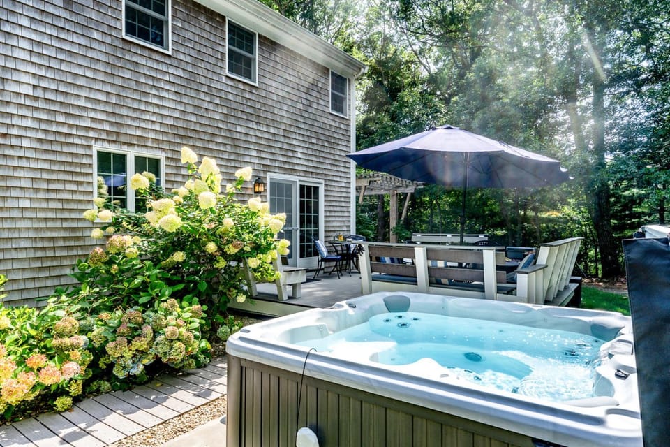 5BR Coastal Retreat Room to Spread out Deck, Hot Tub, Bikes, Game Room House in Orleans