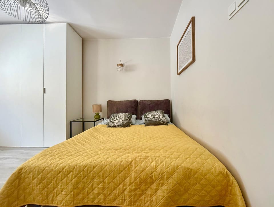 Bed, Photo of the whole room, Bedroom, wardrobe