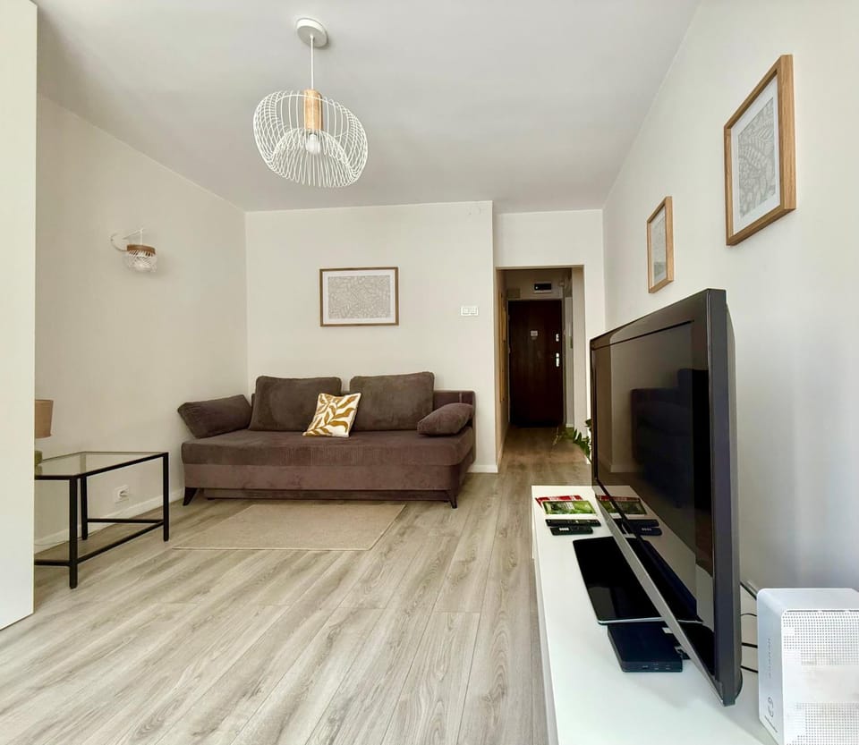 TV and multimedia, Living room, Seating area, Evening entertainment