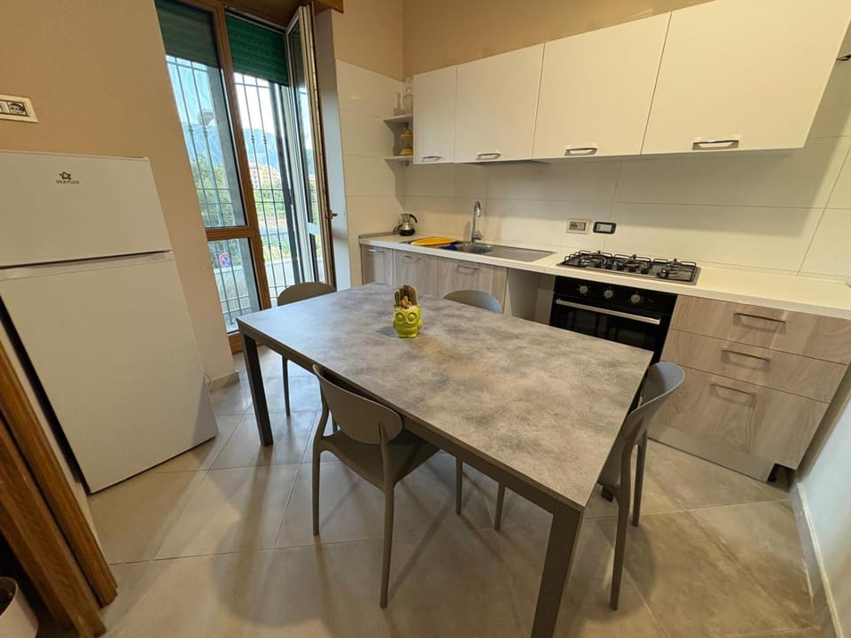 Kitchen or kitchenette, Dining area, stove
