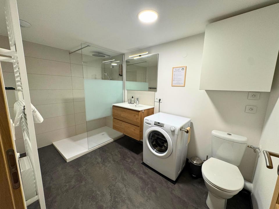 Shower, Toilet, Bathroom, washing machine, dryer
