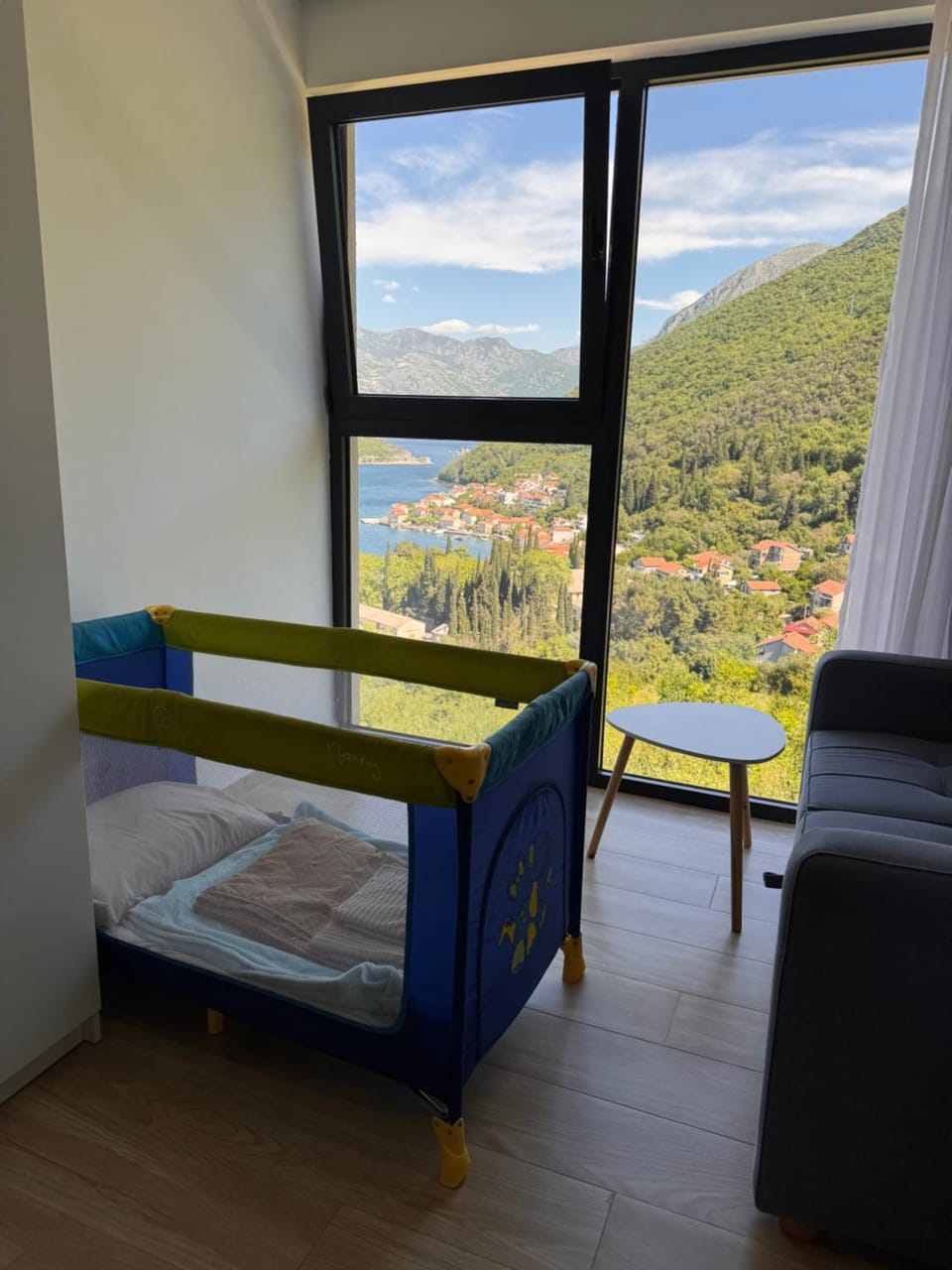 Photo of the whole room, Bedroom, cot