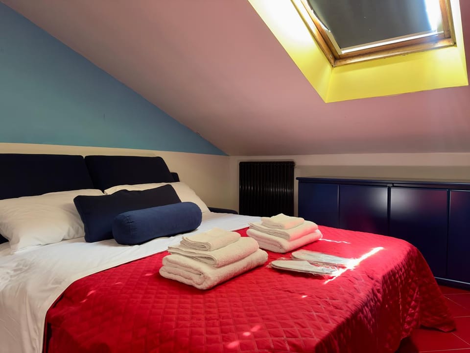 Bed, Photo of the whole room, Bedroom, towels, air conditioner