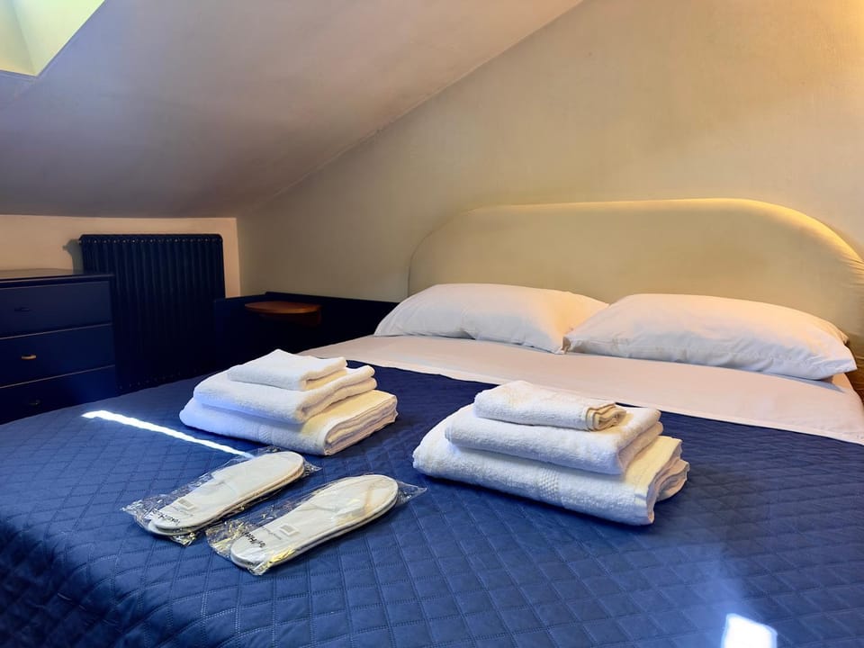 Bed, Photo of the whole room, Bedroom, towels, air conditioner