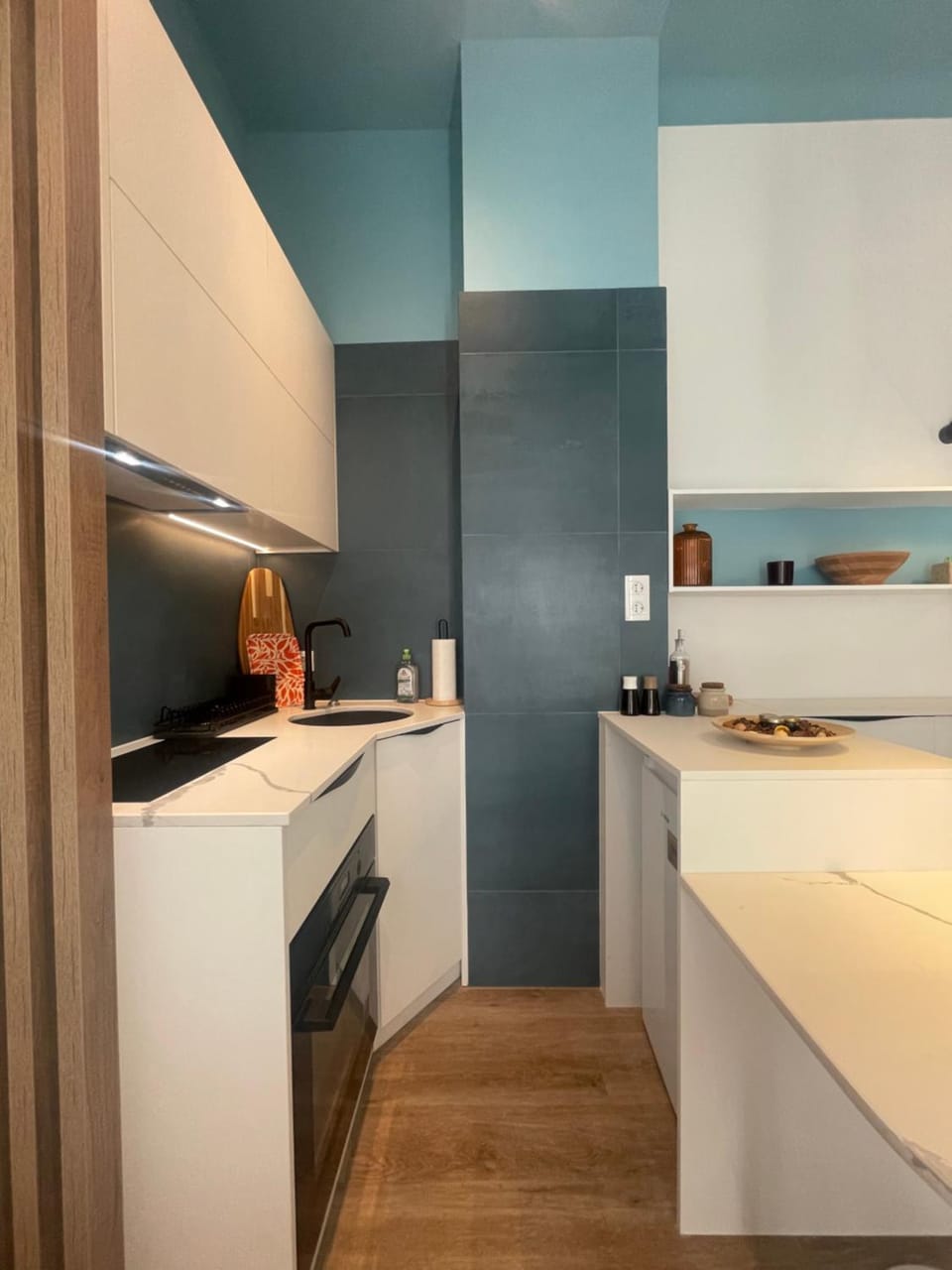 Kitchen or kitchenette, minibar, oven, stove