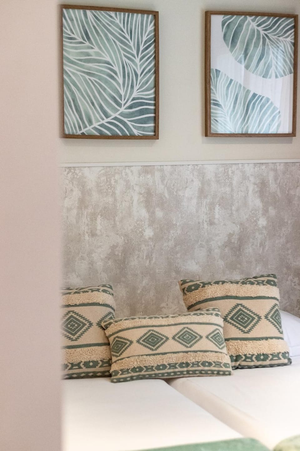 Bed, Photo of the whole room, Decorative detail, Bedroom