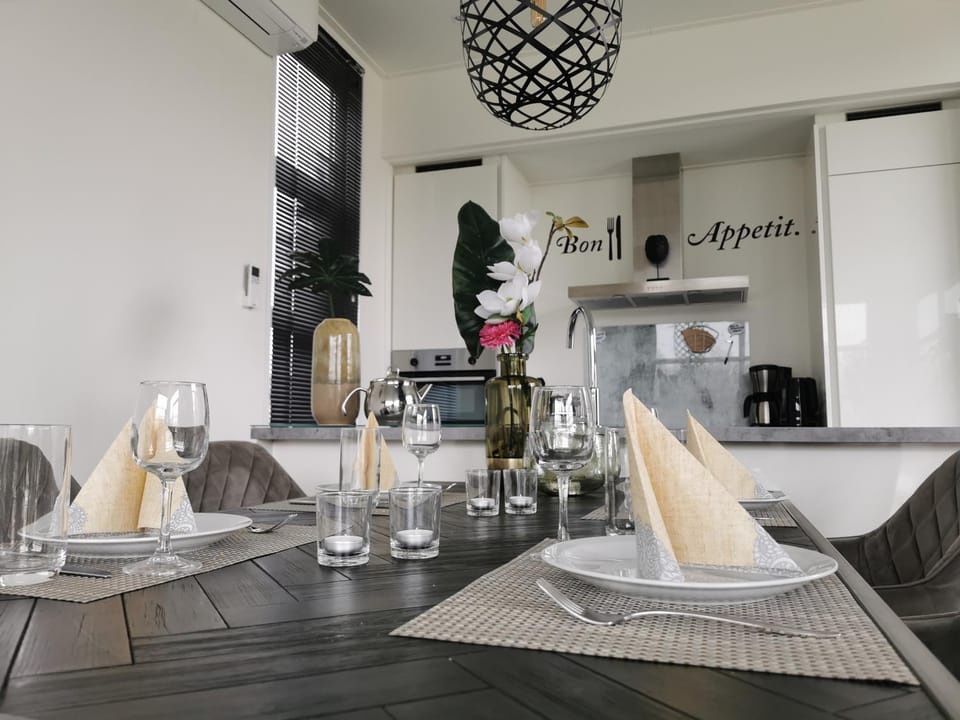 Marina Strandbad Chalet Aan het Oever mit Zaun Haus Nr 135 House in Gelderland, Netherlands