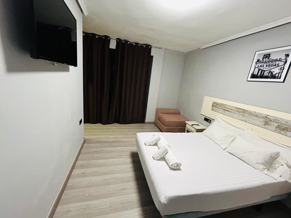 Bed, TV and multimedia, Photo of the whole room, Bedroom, towels