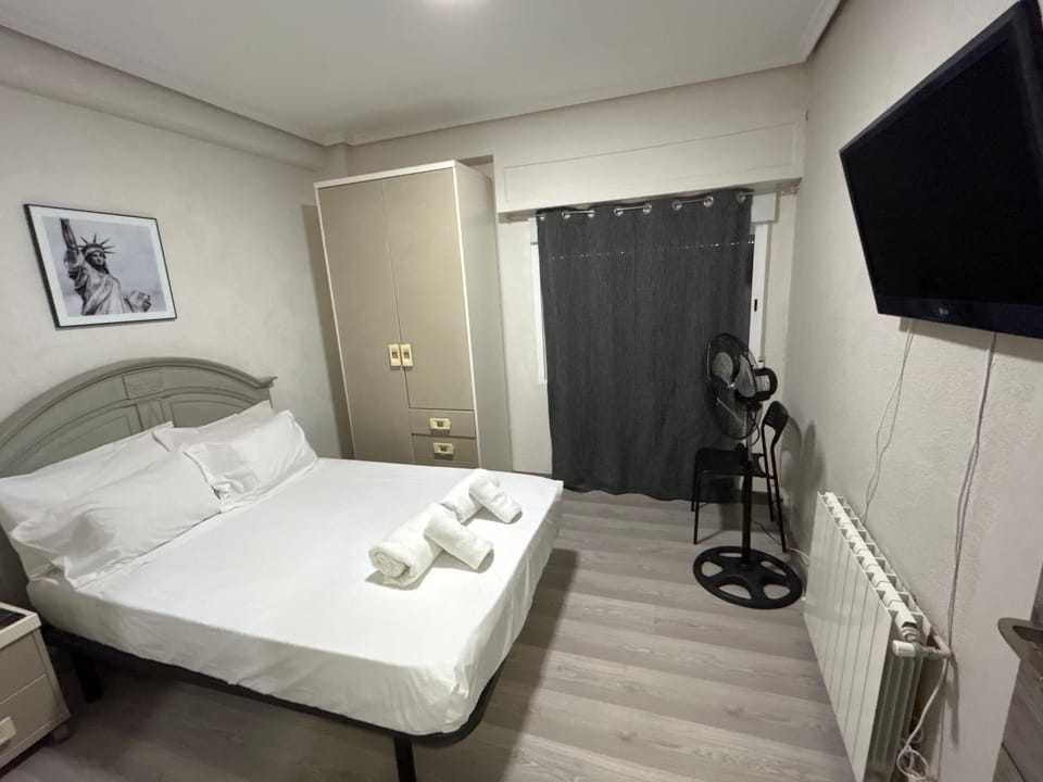 Bed, TV and multimedia, Bedroom, towels