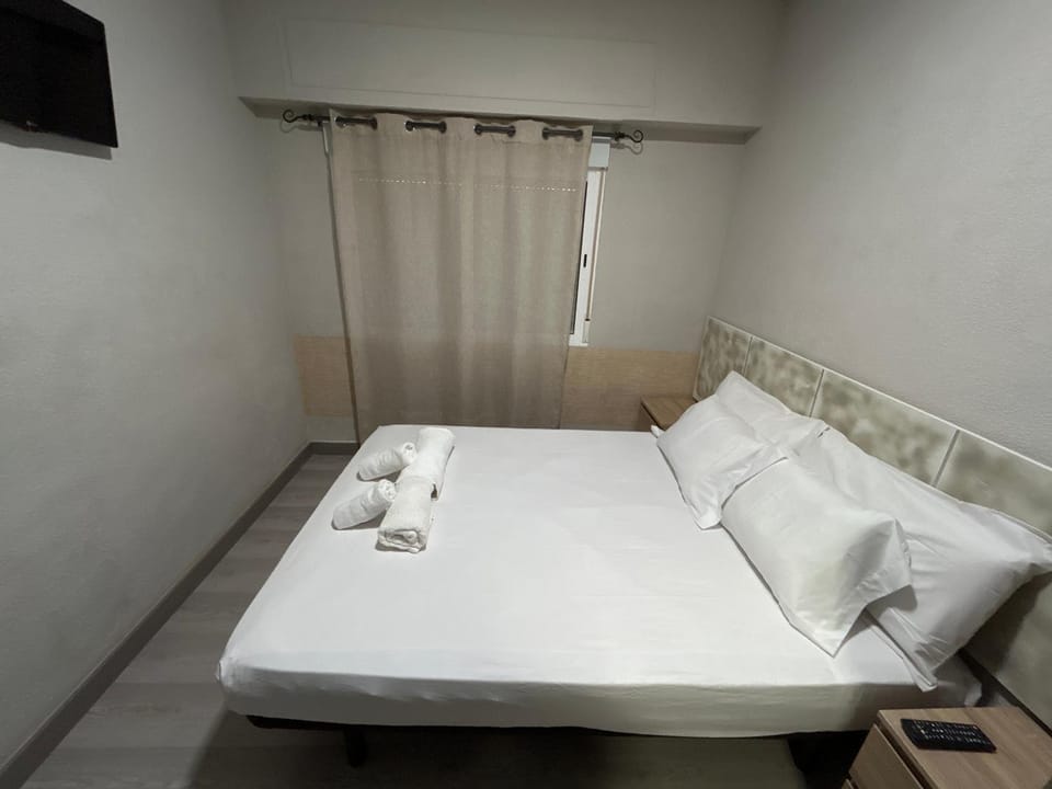 Bed, TV and multimedia, Bedroom, towels