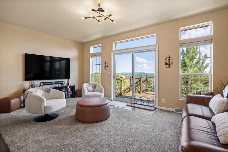 TV and multimedia, Living room, Seating area, Evening entertainment