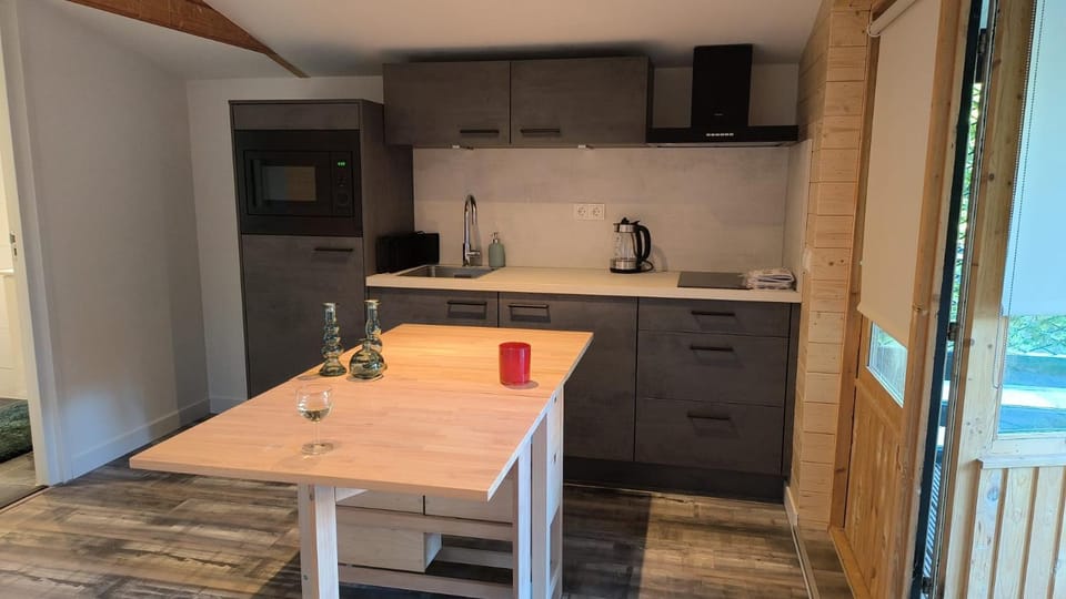 Coffee/tea facilities, Kitchen or kitchenette, Dining area, oven, stove