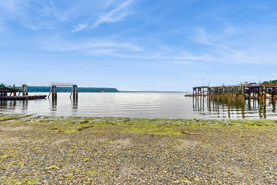 Cascade Mtn and Water Views! Couples Getaway Apartment in Langley