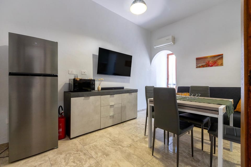 TV and multimedia, Living room, Dining area, air conditioner