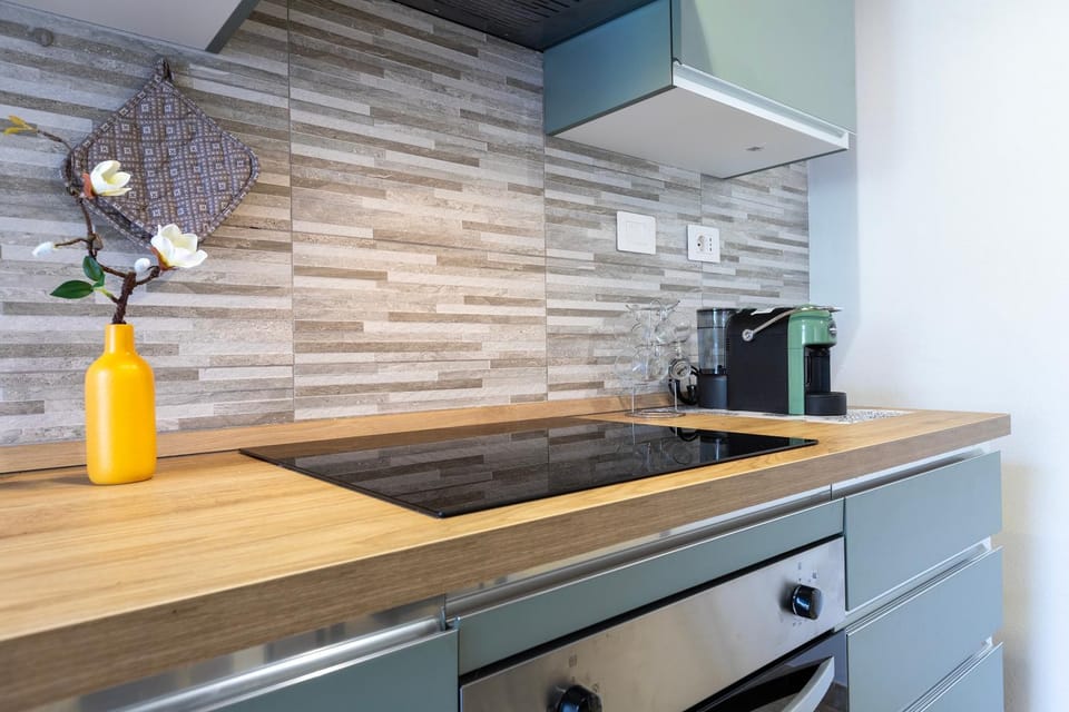 Coffee/tea facilities, Kitchen or kitchenette, stove