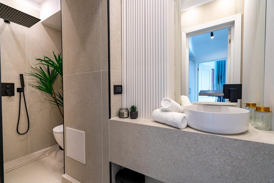 Shower, Toilet, Bathroom, towels