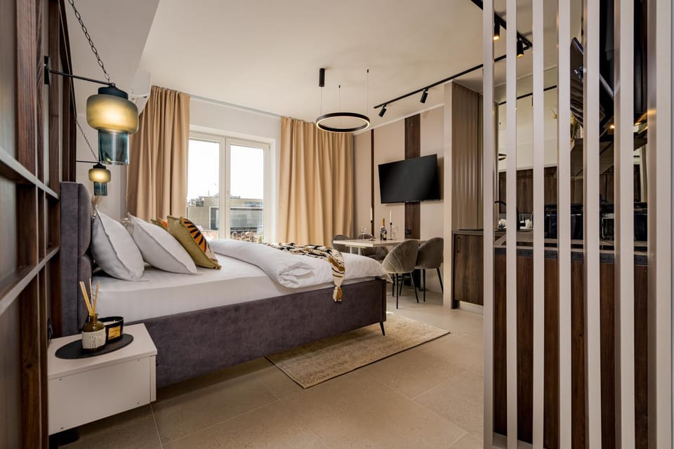 Bed, TV and multimedia, Living room, Photo of the whole room, Seating area