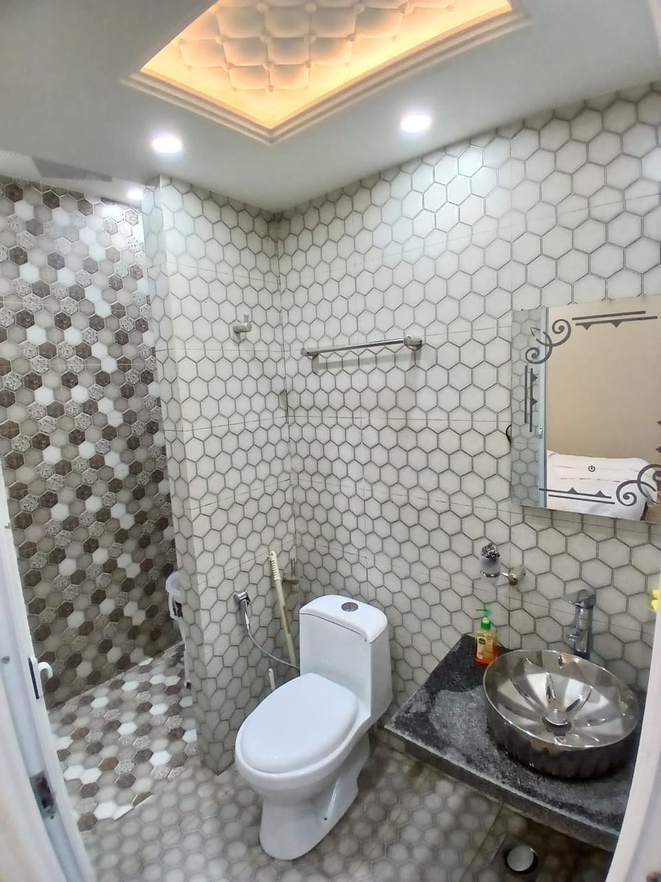 Shower, Toilet, Bathroom, towels